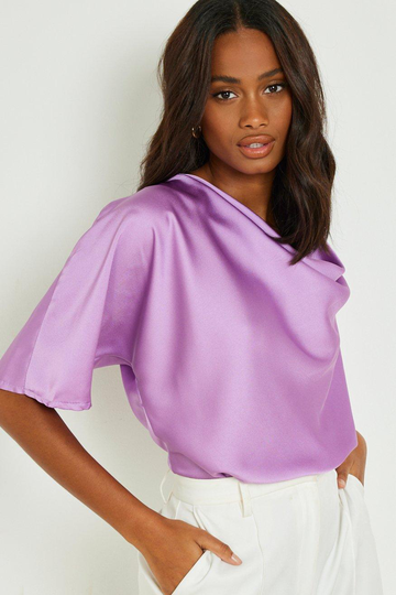 Kortärmad Blus I Satin Med Draperad Hals, Purple