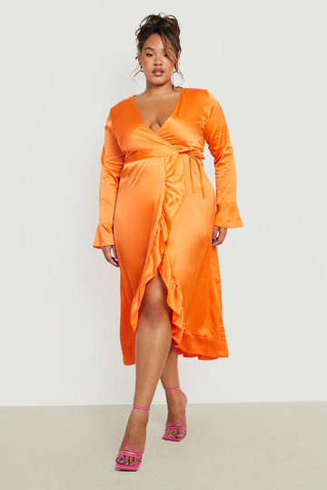 Plus - Omlottklänning I Satin Med Volanger, Orange