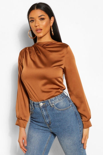 Blus I Satin Med Draperad Halsringning, Brown