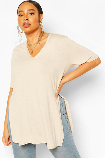 Plus - Lång T-Shirt Med V-Ringning Och Slits, Beige
