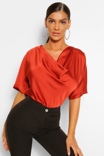Kortärmad Blus I Satin Med Draperad Hals, Orange