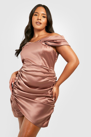 Plus Off Shoulder Omlottklänning I Satin, Pink