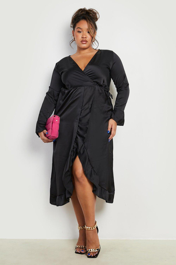 Plus - Omlottklänning I Satin Med Volanger, Black