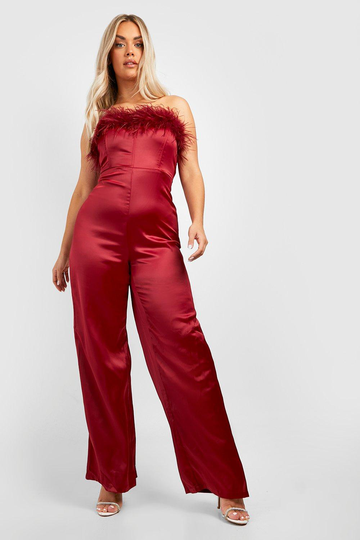 Plus - Jumpsuit I Satin Med Vida Ben Och Fjädrar, Red