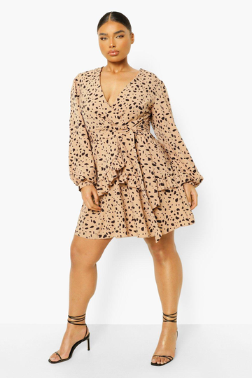 Plus - Dalmatinprickig Maxiklänning Med Volanger, Beige